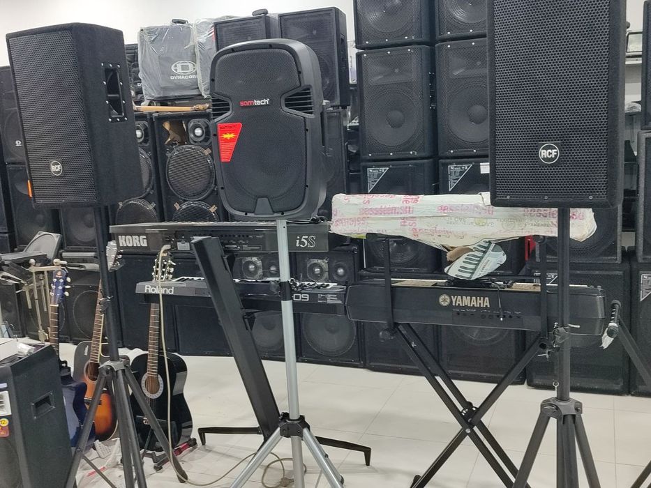 Кабель для колонок и микрофонов и комплектующие разьемы.