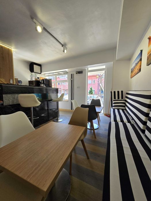 Mobilier complet pentru bar / cafenea – Stare excelentă!