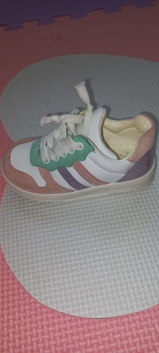 Adidasi marimea 21