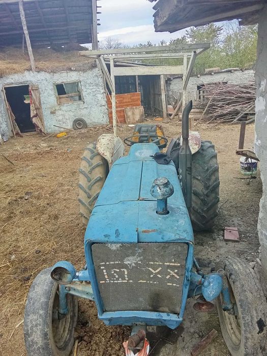 Vînd sau schimb cu masina tractor ford 3000