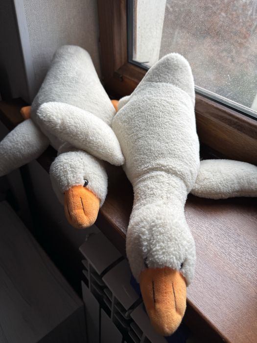 Qo’g’irchoq va yumshoq o’yinchoqla sotiladi