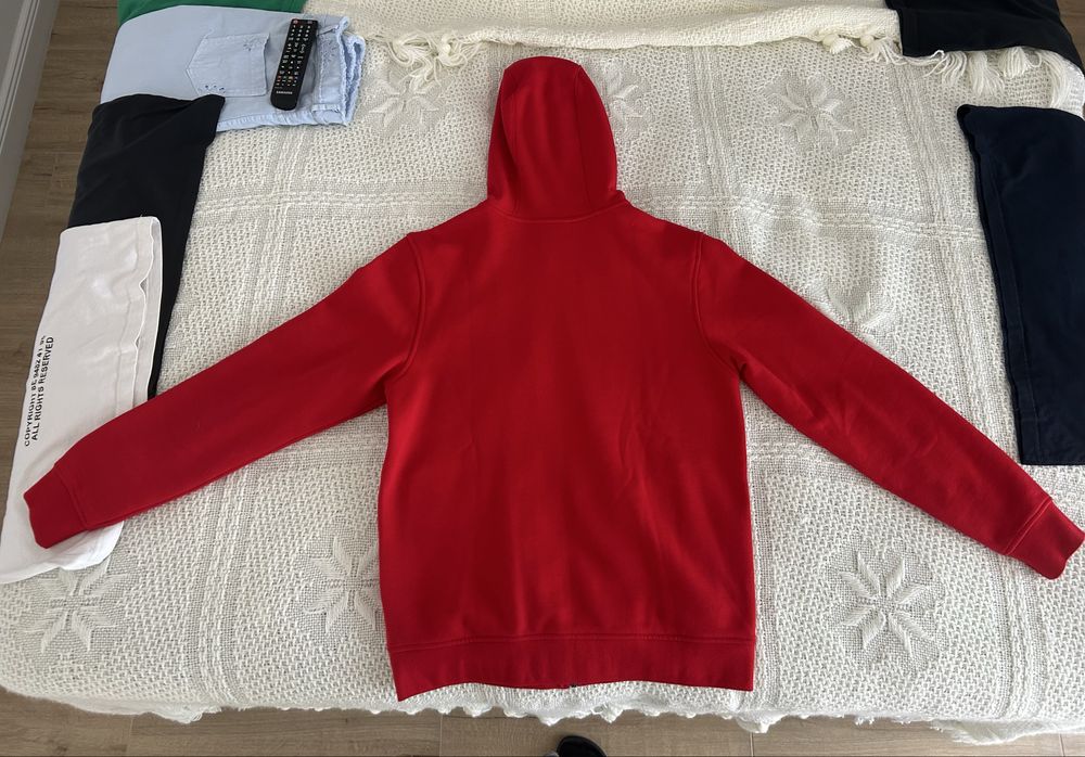 Trening Lacoste format din 2 piese pantaloni negri cu bluza roșie. mărimea M la bluză și mărimea S la pantaloni