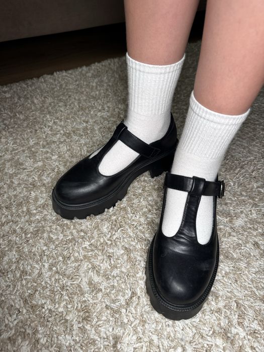 Продам 2 пары туфель для девочки