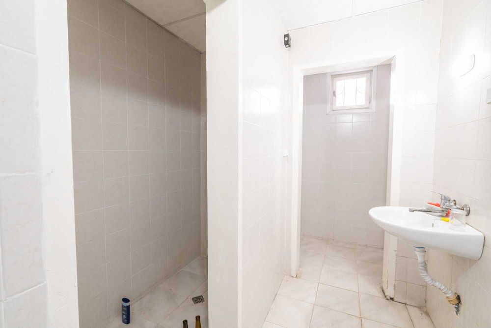 Дава се под наем Промишлена сграда в с. Йоаким Груево, Област Пловдив - 1400 кв.м за 2295 € - Снимка #12