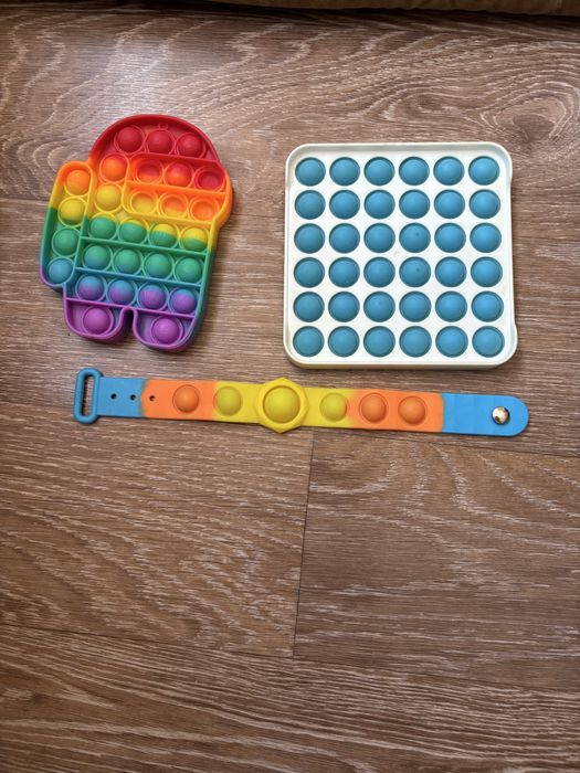 Игрушки разные.