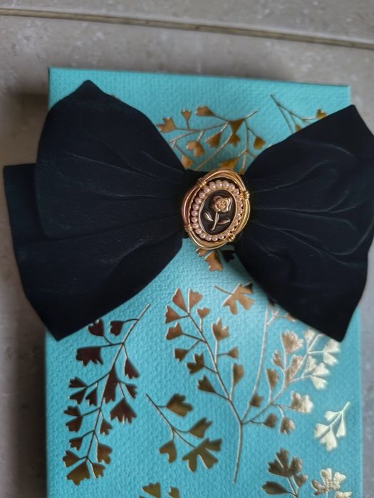 Сатенени ефирни шалове, красиви ластици-гривни за коса