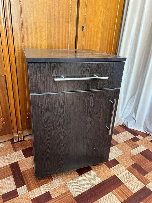 Тумбочка на колёсиках.