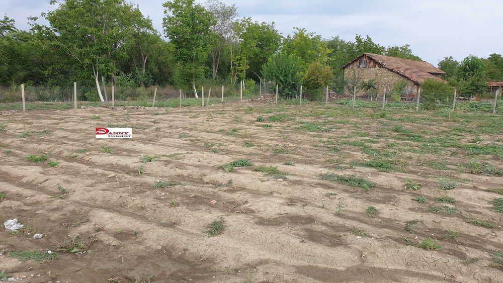 Дворно място с оранжерии в с. Михалци