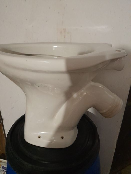 Тоалетна чиния и мивка,порцелан, нови, бели