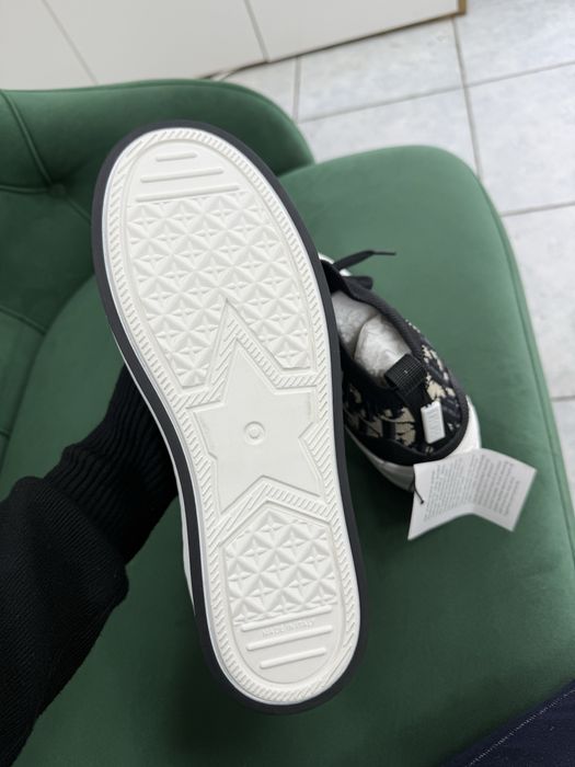 Продам женские кроссовки