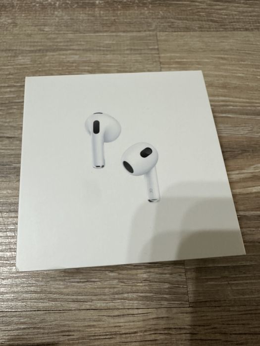 Продам наушники AirPods 3