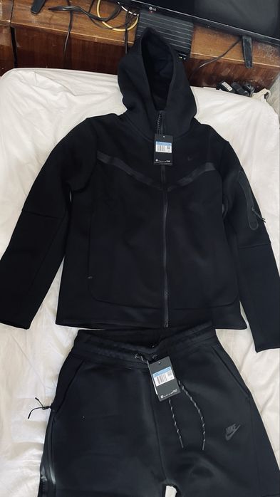 Оригинален Nike tech fleece екип M Черен/ Горнище + долнище