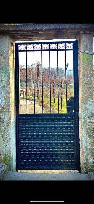 Ковано желязо по поръчка - врати , огради и парапети .