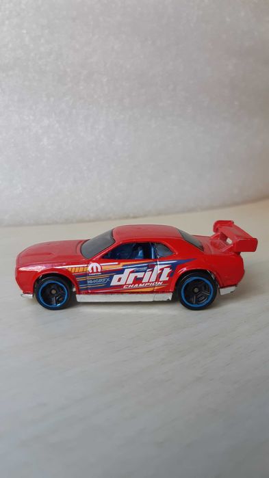 Vând macheta Hot Wheels Nightburnerz Dodge Challenger Drift Car 2017
