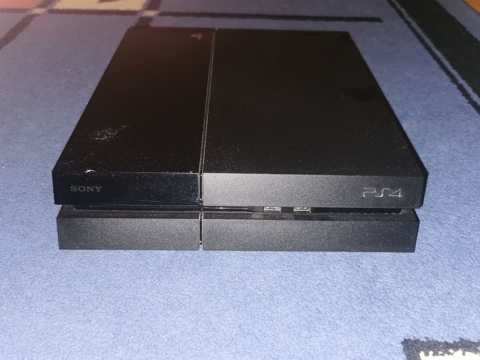 Vând PlayStation 4  + Controller – funcționează perfect