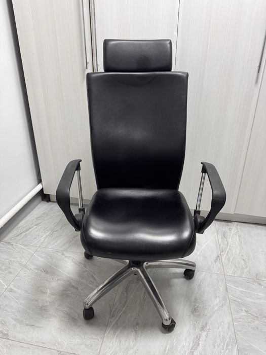 Офисные кресла кожаные 6 штук