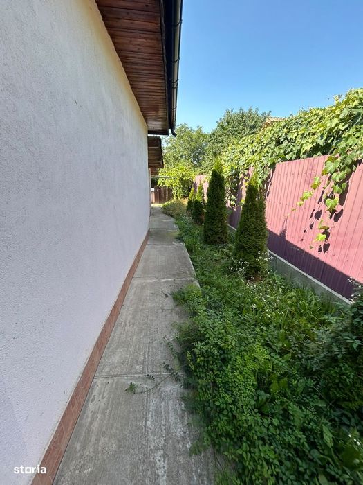 De vanzare casa la 5 min de Roman, 3 camere,teren de 817mp,Pret 99000e