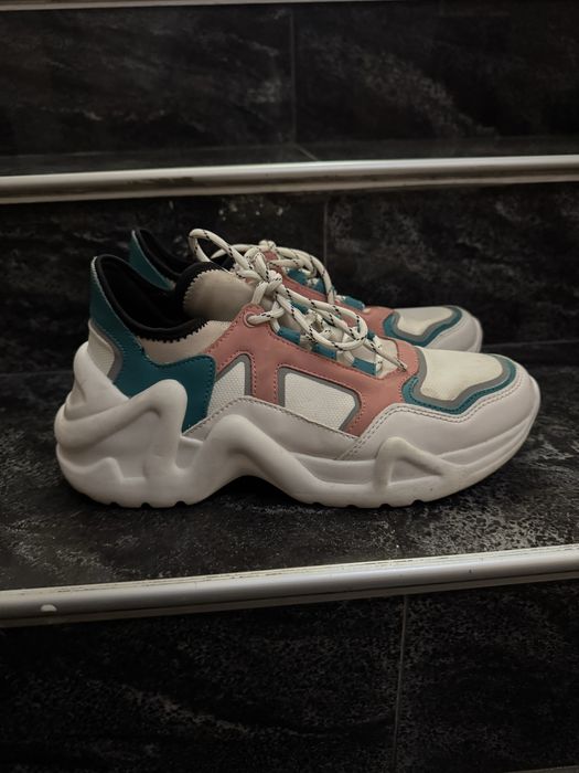 Bershka обувки.