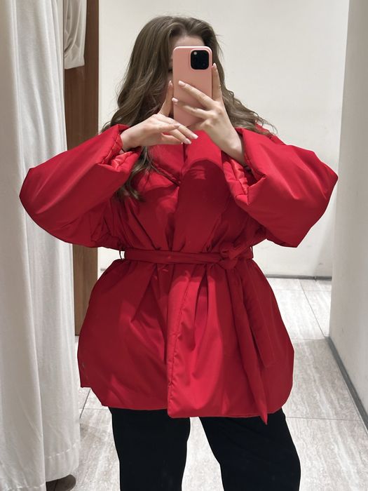 Эффектная красная куртка-пуховик