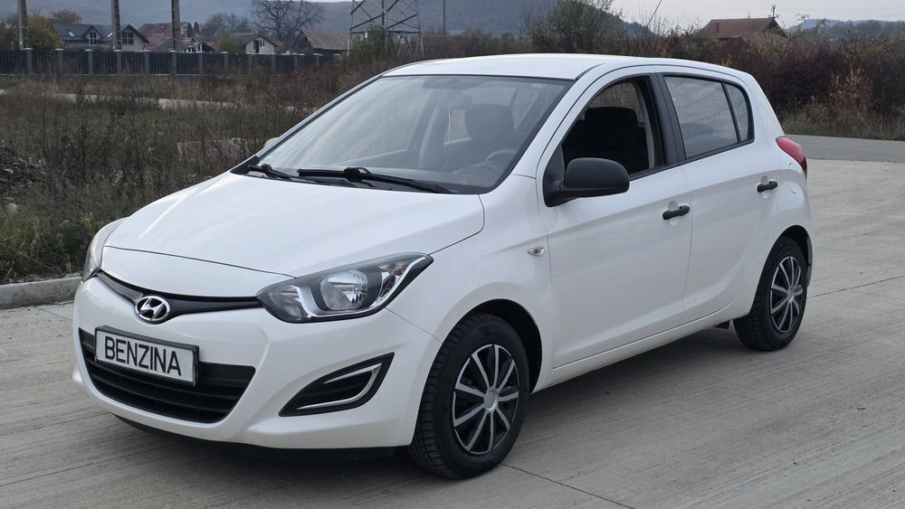 Hyundai i20 2013 benzină, 3.987 € — imagine 1