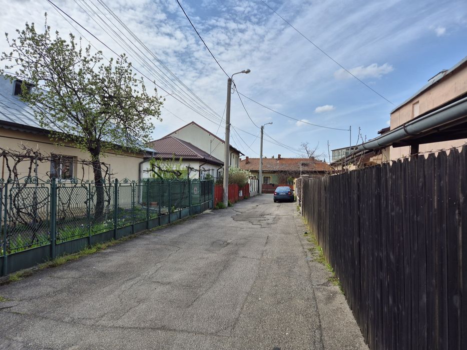 Vand teren ultra central cu casa ce necesita renovari