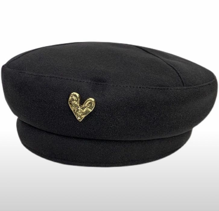 Черная беретка с сердечком