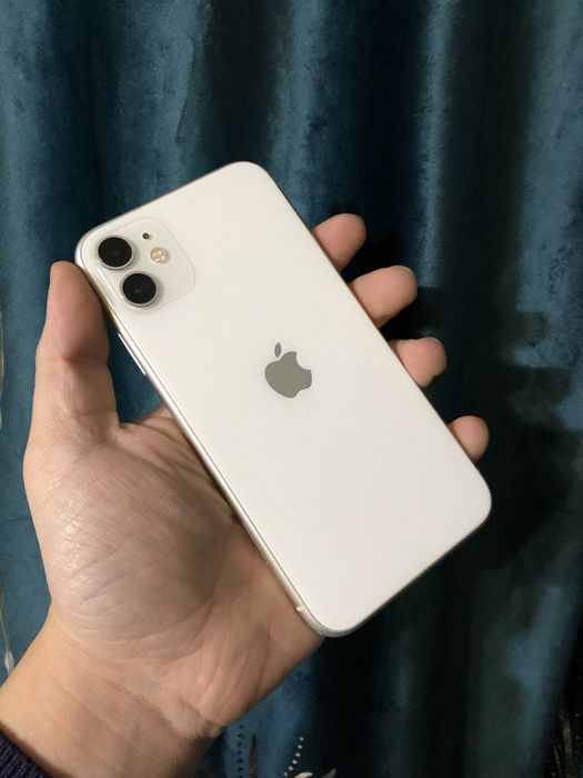 В продаже Айфон 11.