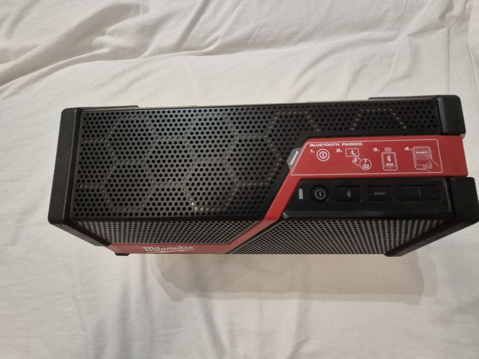 Vând boxa milwaukee