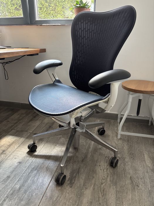 Scaun Ergonomic Herman Miller -  Mirra 2 - albastru ultramarin. Stare excelenta.