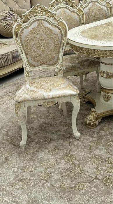 Стол и стулья в гостиную