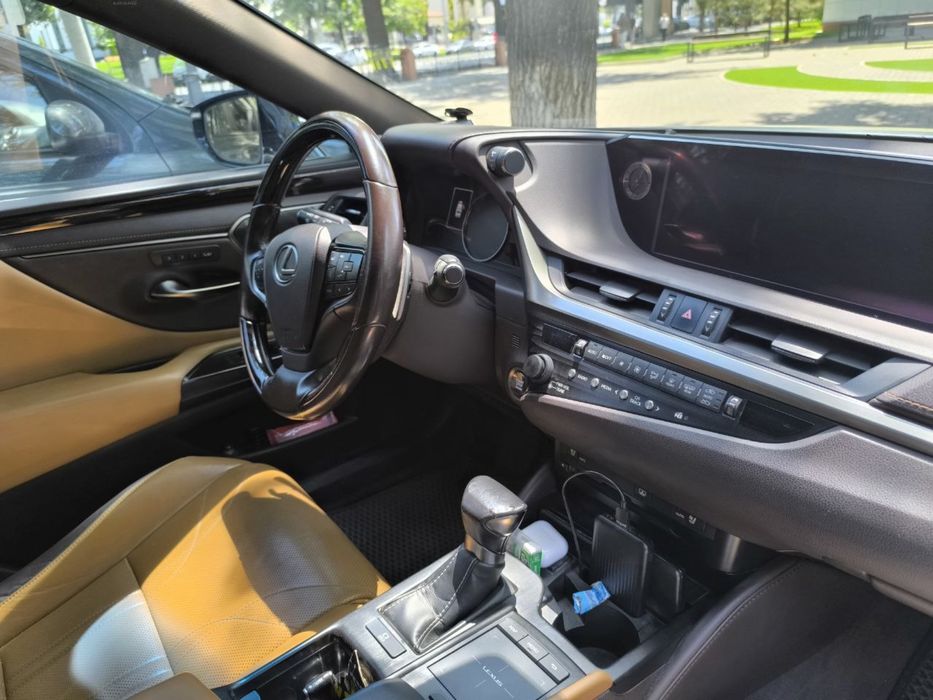 Автомашина Lexus 350