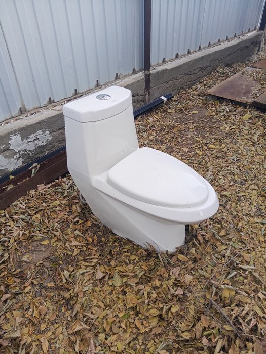 Продам унитаз литой в сборе