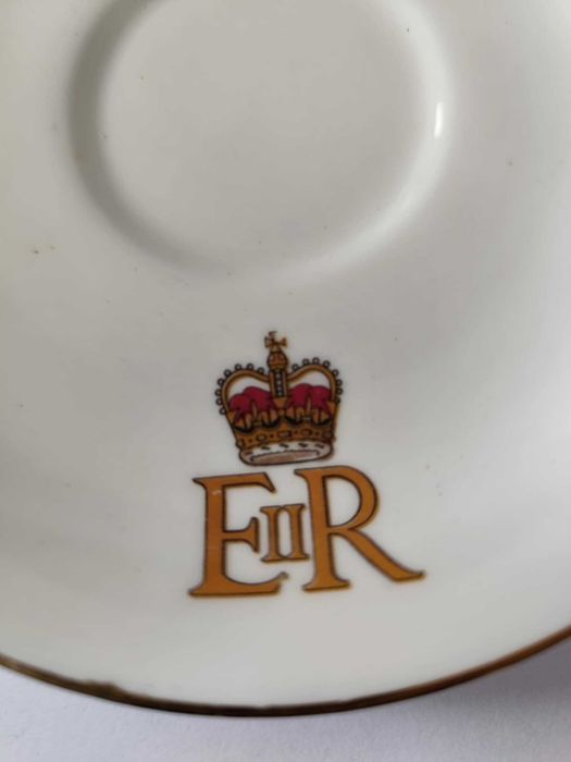 Кралски сувенирни чинийки в чест на Елизабет II и принц Чарлз