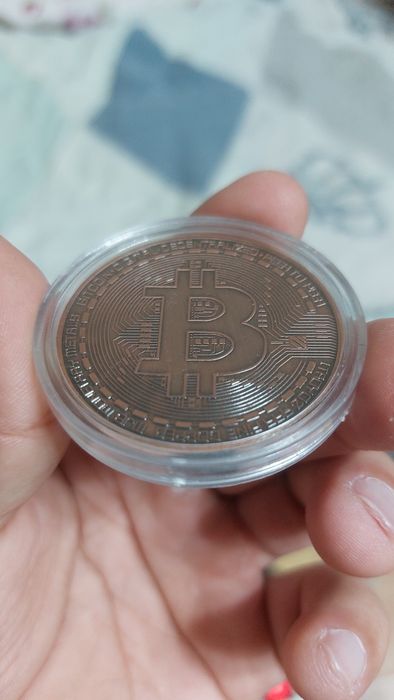 Монета Биткойн в футляре