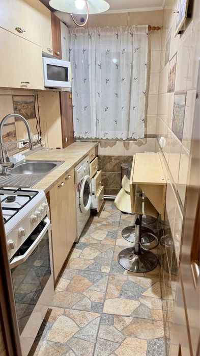 Inchiriez apartament 3 camere  Zona  scoala generala nr.4