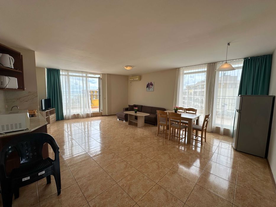 Просторен тристаен апартамент с гледка море, Първа линия