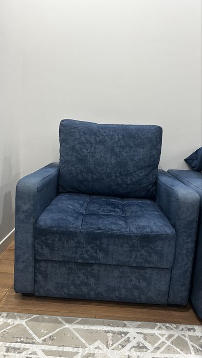 Кресло синего цвета