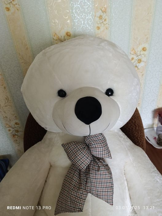 Большой игрушечный медведь