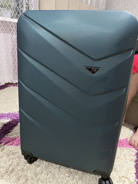 Чемодан на колесиках новый