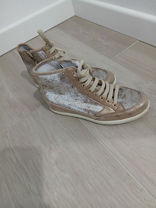 Sandale în stare foarte bună nr 36