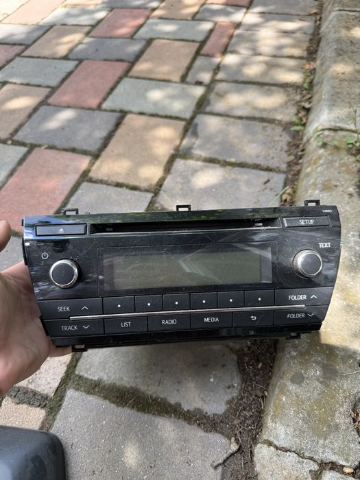 Sistem audio original Toyota – radio/CD – funcțional