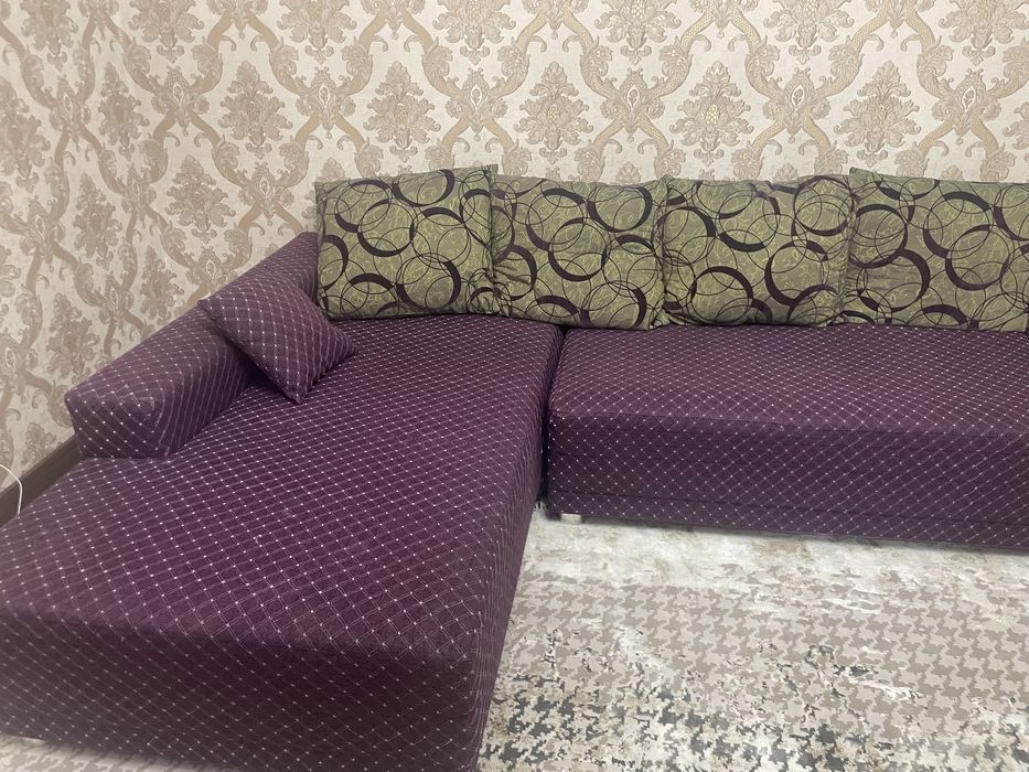 Углавой диван с подушками