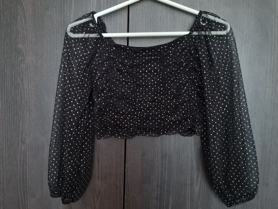 Къса блузка с прозрачни ръкави