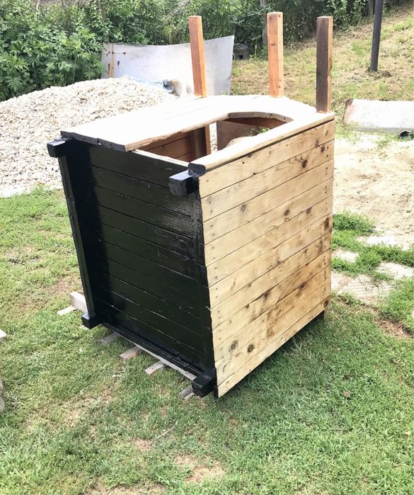 Масивна, голяма кучешка колиба