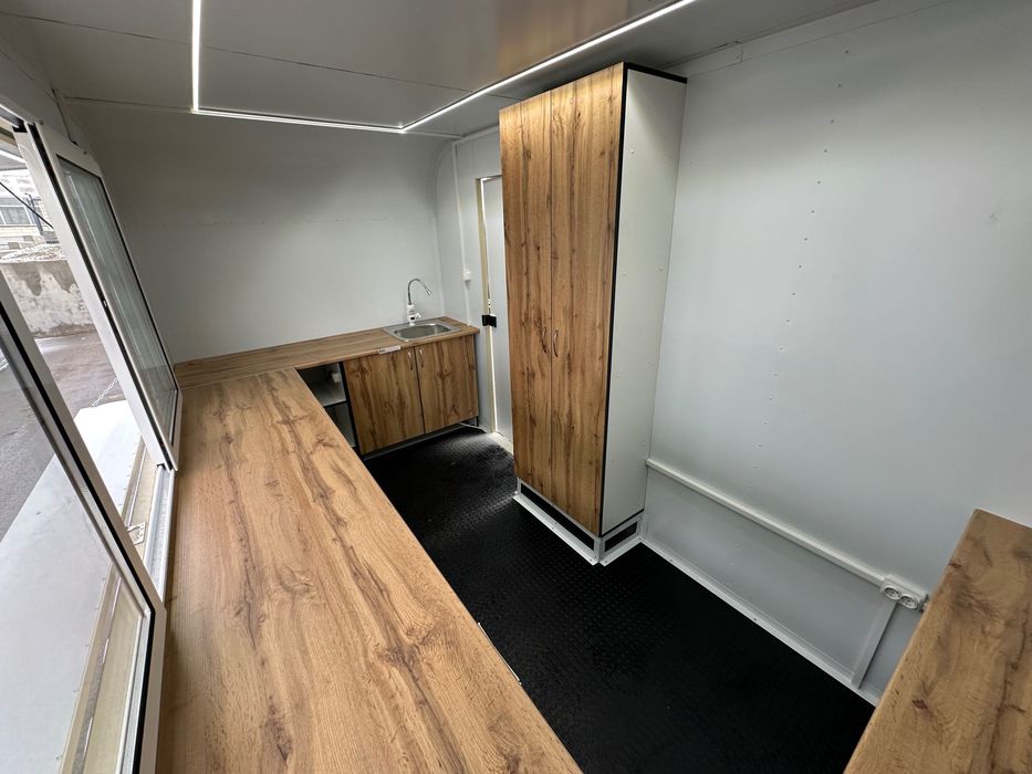 Каравана за бързо хранене е първата в България.