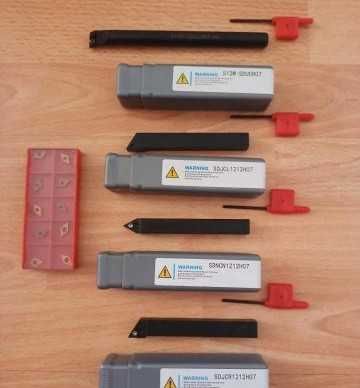 Комплект от 4 броя стругарски ножове 12 *12 мм. с 10 сменяеми пластини