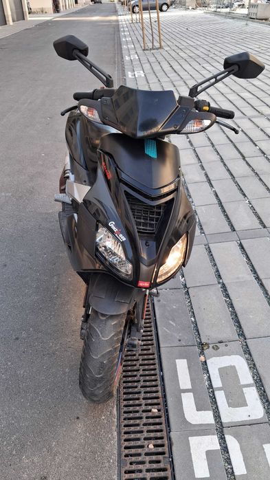 Скутер Aprilia SR