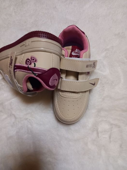 Adidași Nike cu arici