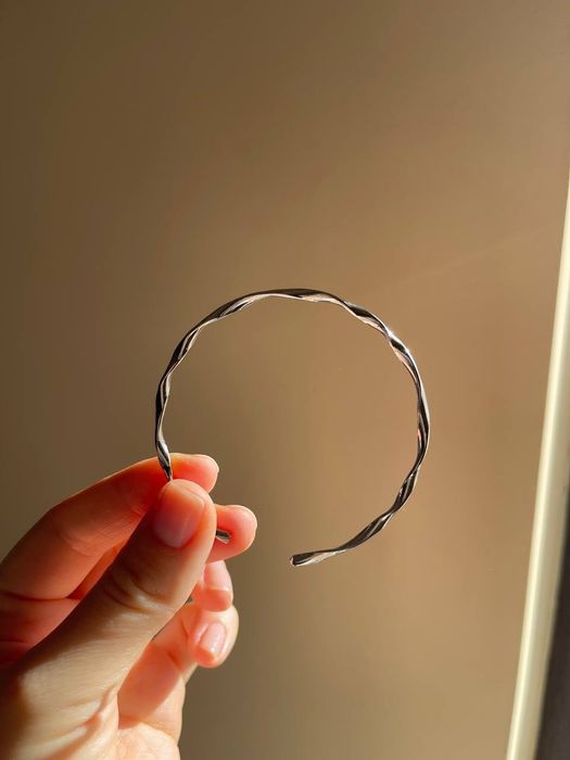 Елегантна минималистична гривна тип маншет.