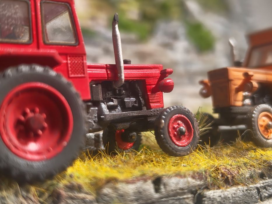 Macheta auto la scara 1/87 a tractorului UTB trenuleț electric